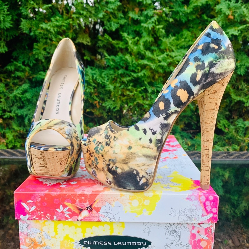 Platform peep-toe shoes